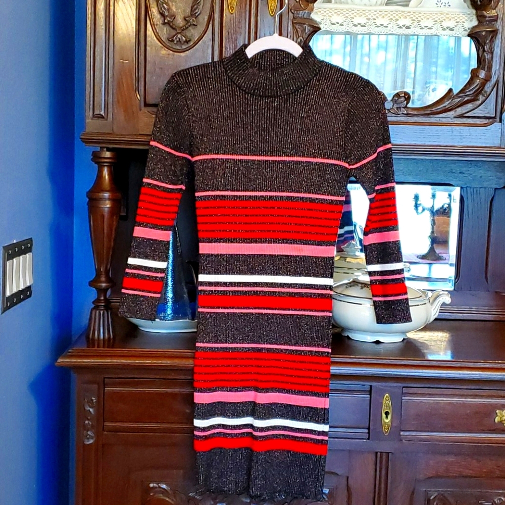Girly stretch dress with lurex in the yarn. M